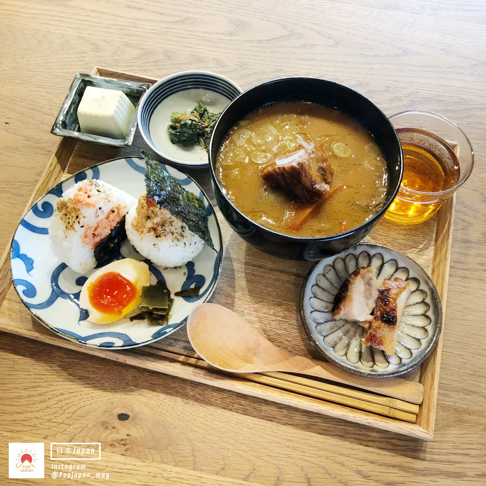 去日本也要認真吃早餐！精選6家超豐富「日式早餐」，飯糰配味噌湯才夠道地啊！