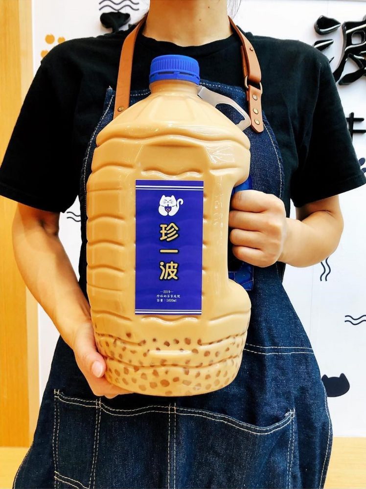 【台中】挑戰浮誇飲品的極限！超猛「５公升巨無霸珍珠厚茶奶」首登台中，家庭號尺寸實在太驚嚇！