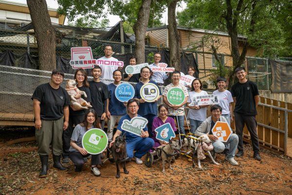 法國皇家攜手momo購物網 再創公益佳績 關懷老齡貓犬  同心守護「犬山居」